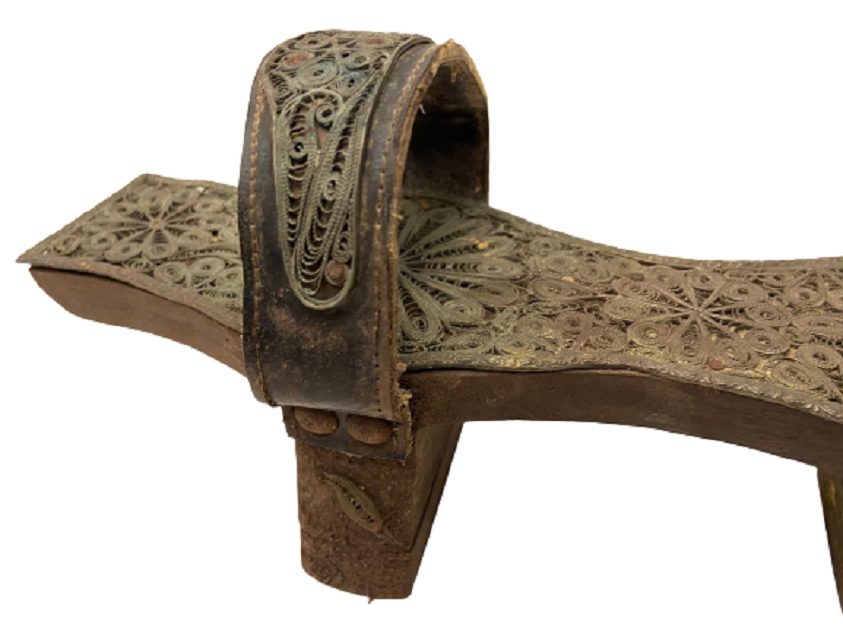 AHŞAP ÜZERİNE EL İŞİ  GÜMÜŞ KAPLAMA TELKARİ İŞLEMELİ ÇİFT TAKUNYA 42 NUMARA GİBİDİR