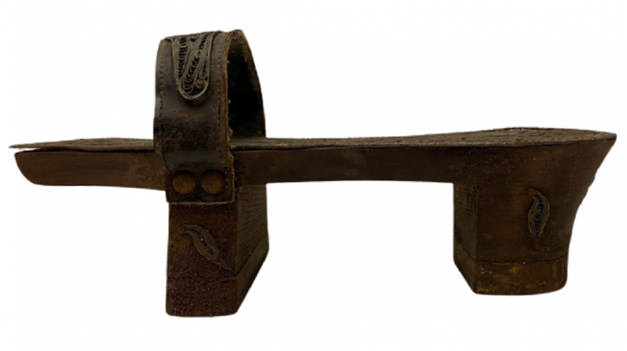 AHŞAP ÜZERİNE EL İŞİ  GÜMÜŞ KAPLAMA TELKARİ İŞLEMELİ ÇİFT TAKUNYA 42 NUMARA GİBİDİR