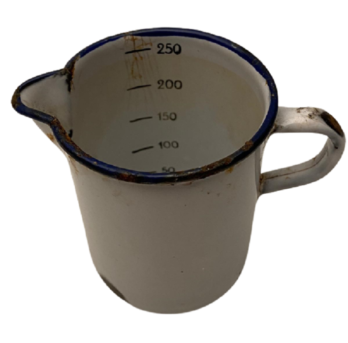 BEYAZ KULPLU EMAYE İÇERSİNDE ÖLÇÜ BARLARI BULUNAN AGIZ KISMI OLUKLU  COK AMACLI  KUPA