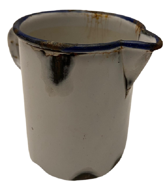 BEYAZ KULPLU EMAYE İÇERSİNDE ÖLÇÜ BARLARI BULUNAN AGIZ KISMI OLUKLU  COK AMACLI  KUPA