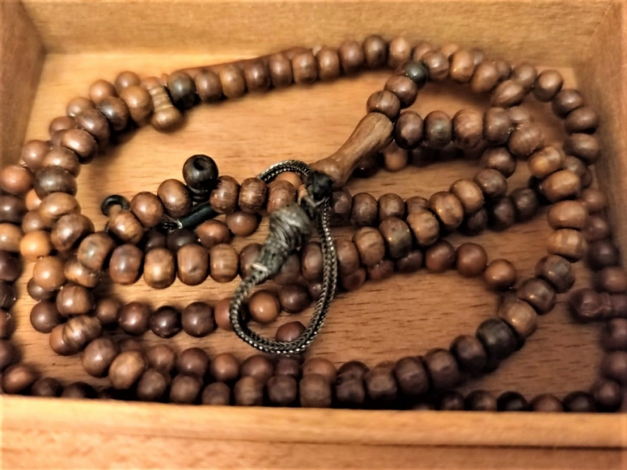 OSMANLI  İŞLEMELİ EL YAPIM SEDEF VE MARKUTERİ İŞCİLİKLİ  KAPAKLI TESBİH SAKLAMA  MUHAFAZA İÇİN AHŞAP KUTU