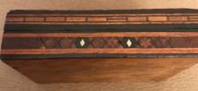 OSMANLI  İŞLEMELİ EL YAPIM SEDEF VE MARKUTERİ İŞCİLİKLİ  KAPAKLI TESBİH SAKLAMA  MUHAFAZA İÇİN AHŞAP KUTU