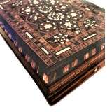 OSMANLI  İŞLEMELİ EL YAPIM SEDEF VE MARKUTERİ İŞCİLİKLİ  KAPAKLI TESBİH SAKLAMA  MUHAFAZA İÇİN AHŞAP KUTU