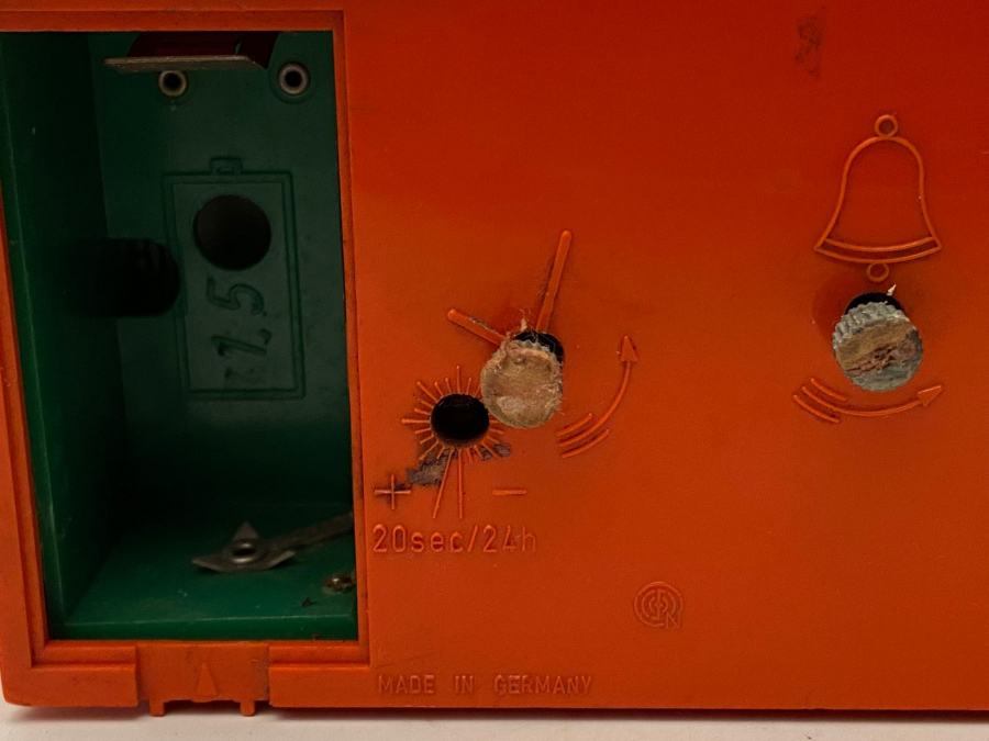 1960 RETRO ALMAN BBC QUARTZ  SIGNAL MASA ÜZERİ ORANJ RENKDE ÇALAR SAAT 