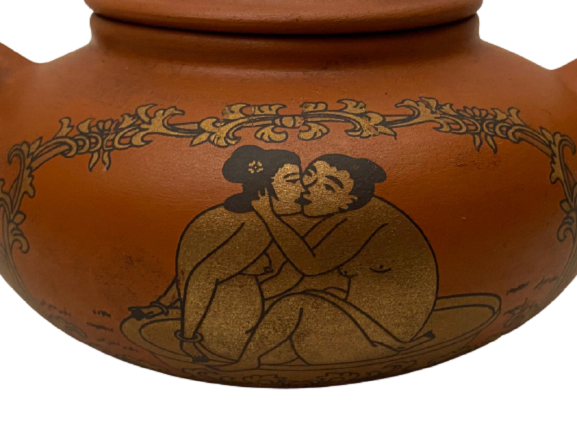 1950 TERAKOTA ÜZERİ EL İŞİ  EROTİK RESİMLİ KÜÇÜK BOY SIRLI PİŞMİŞ TOPRAK KAPAKLI DEMLİK