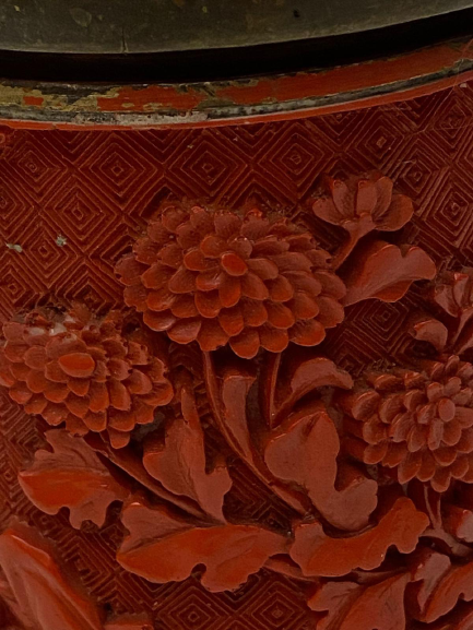 1950 METAL DIŞI KABARTMA İŞLEMELİ MAKYAJ PAMUK MUHAFAZA KAPAKLI  KUTU