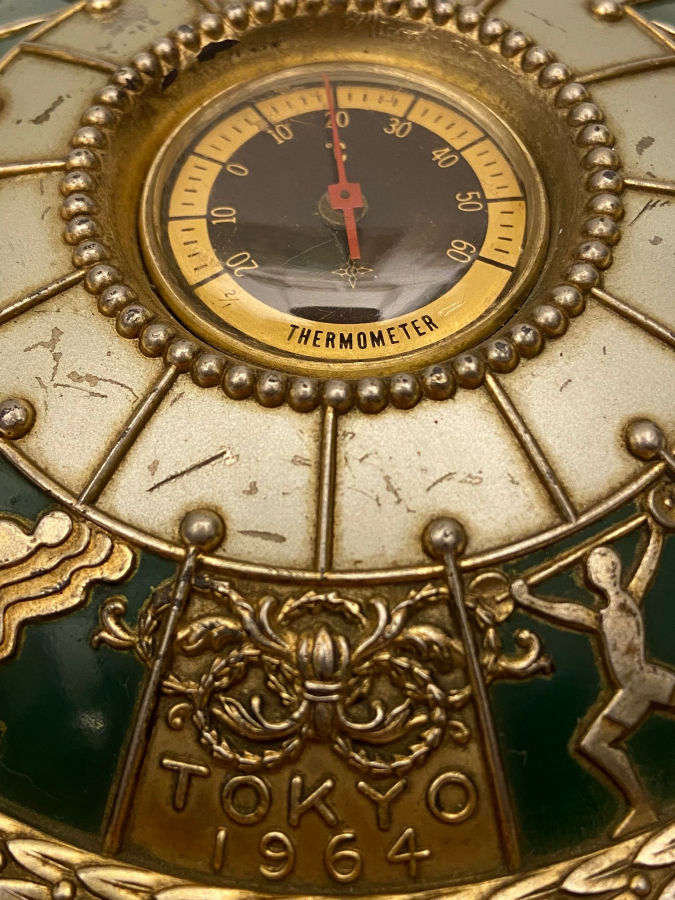 1964 TOKYO 1964 OLİMPİYATLARI ANISINA ÜRETİLMİŞ METAL TERMOMETRE  