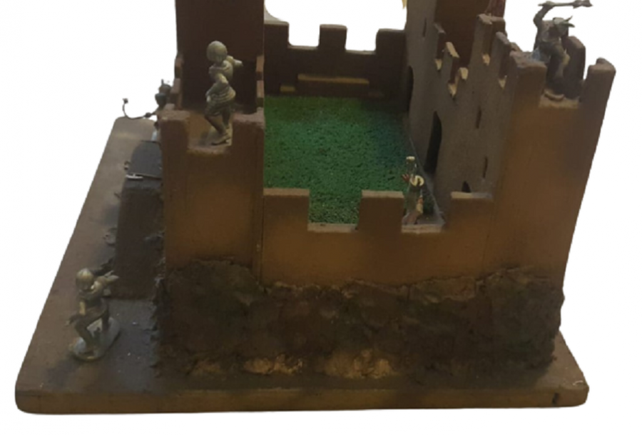 1970 ETRAFI BURCLARLA CEVRİLİ ASKERİ KALE  MUDAFA SAVAŞ KALESİ İÇERSİNDE 11 ASKER BULUNMAKDA ALMAN MALI OYUNCAK