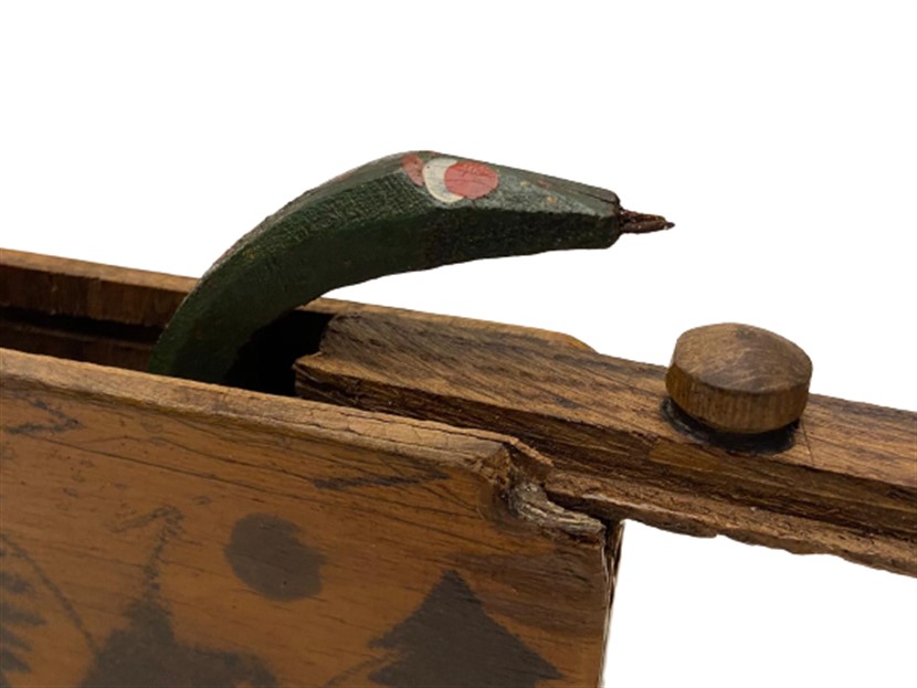 1940 AHŞAP AÇINCA İÇİNDEN CİVİLİ YILAN ÇIKAN ÜZERİ RESİMLİ ŞAKA OYUNCAĞI