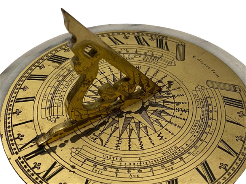 EL YAPIMI R.GİYNNE FECİT MERMER KAİDE ÜZERİ BRONZ ASİT YAZI  PUSULA VE GÜNEŞ SAATİ