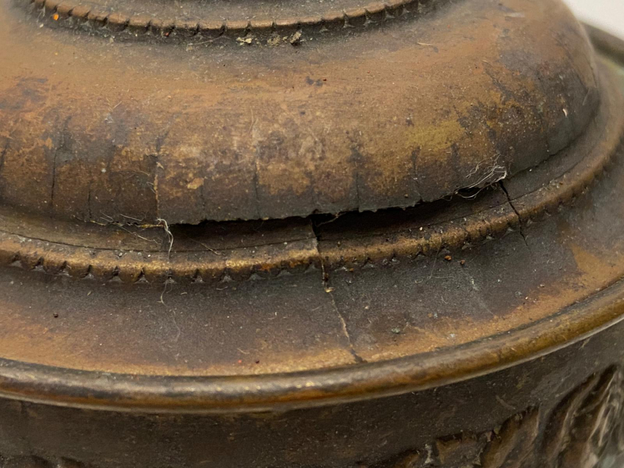 1920 OSMANLI BAKIR KAPAKLI DIŞI KABARTMA DESENLİ  İŞLEMELİ KAPAKLI PAMUK SAKLAMA  KUTUSU