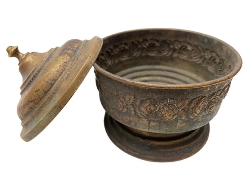 1920 OSMANLI BAKIR KAPAKLI DIŞI KABARTMA DESENLİ  İŞLEMELİ KAPAKLI PAMUK SAKLAMA  KUTUSU