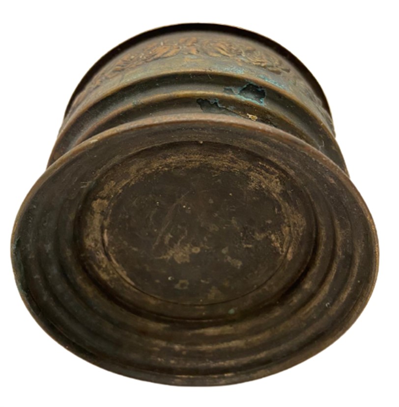 1920 OSMANLI BAKIR KAPAKLI DIŞI KABARTMA DESENLİ  İŞLEMELİ KAPAKLI PAMUK SAKLAMA  KUTUSU