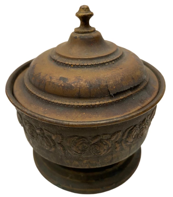 1920 OSMANLI BAKIR KAPAKLI DIŞI KABARTMA DESENLİ  İŞLEMELİ KAPAKLI PAMUK SAKLAMA  KUTUSU