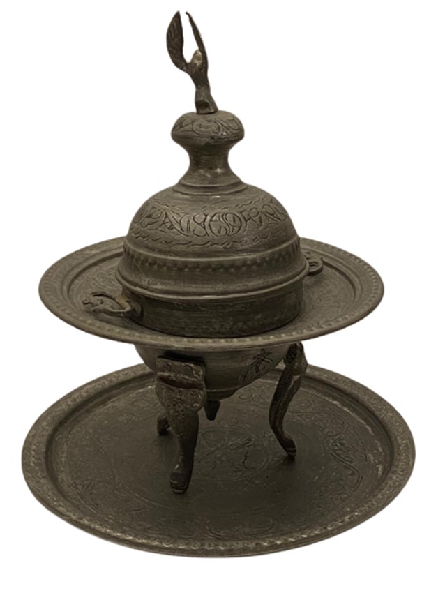 1970 DÖGME BAKIR ÜZERİ FUL EL KALEM İŞLEMELİ AYAKLI KAPAKLI PAŞA MANGALI
