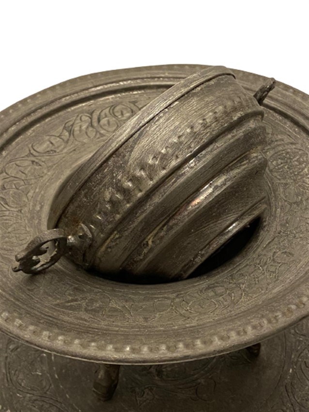 1970 DÖGME BAKIR ÜZERİ FUL EL KALEM İŞLEMELİ AYAKLI KAPAKLI PAŞA MANGALI