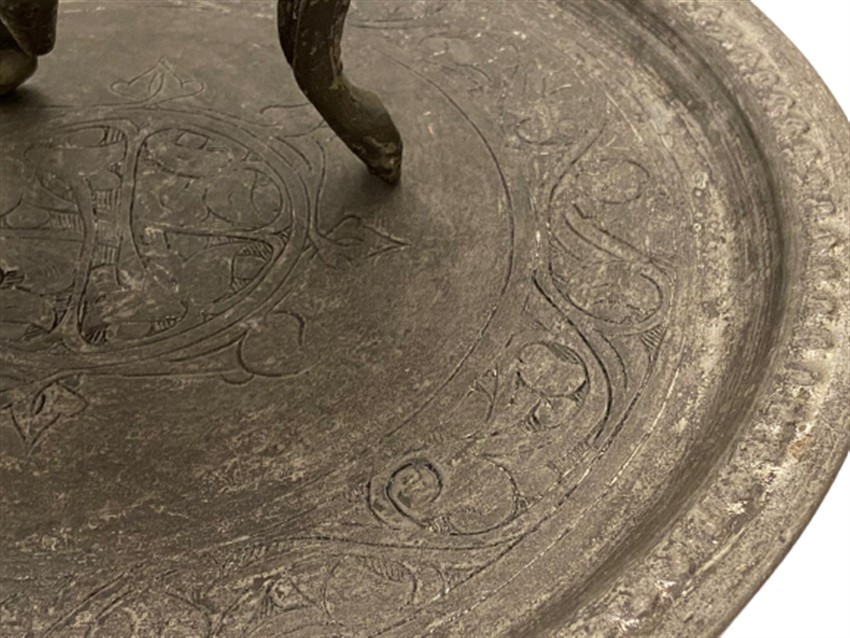 1970 DÖGME BAKIR ÜZERİ FUL EL KALEM İŞLEMELİ AYAKLI KAPAKLI PAŞA MANGALI