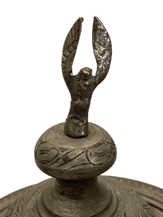 1970 DÖGME BAKIR ÜZERİ FUL EL KALEM İŞLEMELİ AYAKLI KAPAKLI PAŞA MANGALI