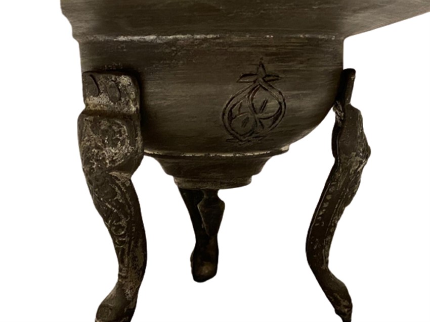 1970 DÖGME BAKIR ÜZERİ FUL EL KALEM İŞLEMELİ AYAKLI KAPAKLI PAŞA MANGALI