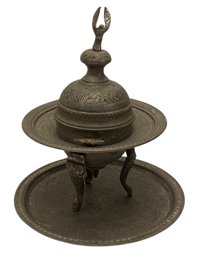 1970 DÖGME BAKIR ÜZERİ FUL EL KALEM İŞLEMELİ AYAKLI KAPAKLI PAŞA MANGALI