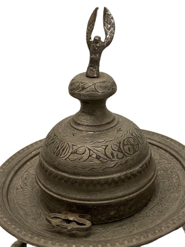 1970 DÖGME BAKIR ÜZERİ FUL EL KALEM İŞLEMELİ AYAKLI KAPAKLI PAŞA MANGALI