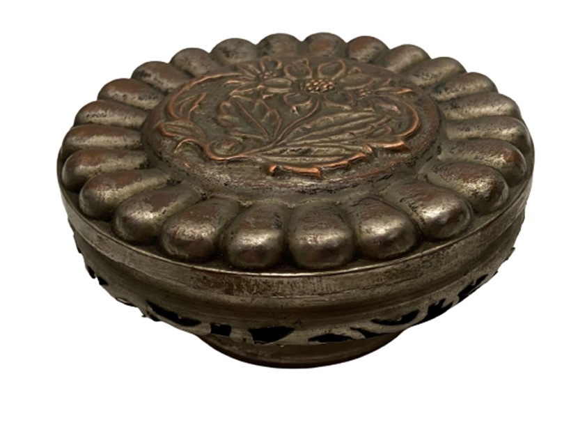 OSMANLI ÜZERİ ÇİÇEK İŞLEMELİ KOKU KUTUSU İCERSİNDEKİ PAMUGA ESANS YAGI DÖKÜLEREK KULLANILAN