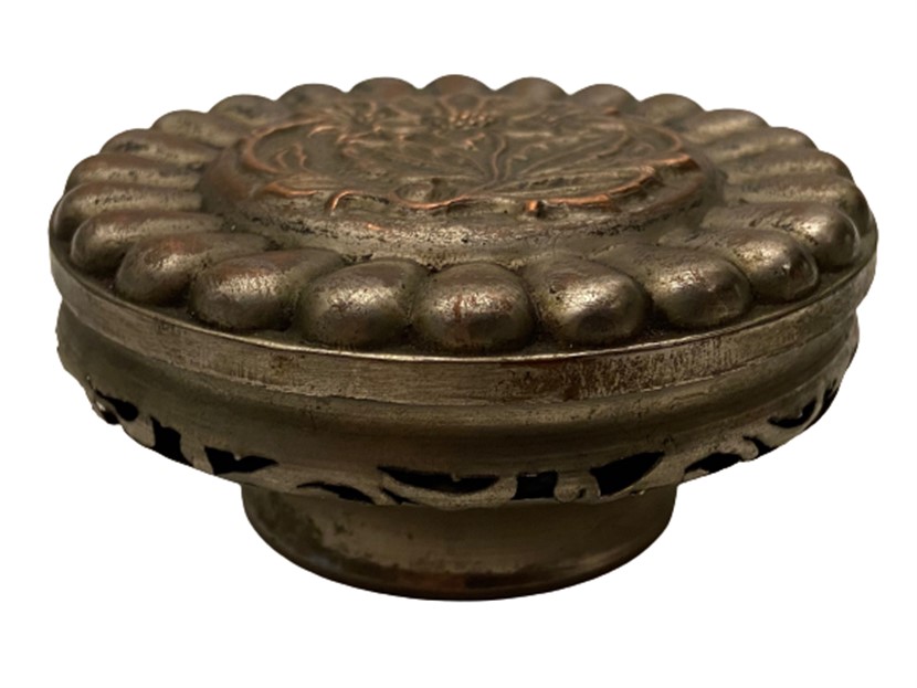 OSMANLI ÜZERİ ÇİÇEK İŞLEMELİ KOKU KUTUSU İCERSİNDEKİ PAMUGA ESANS YAGI DÖKÜLEREK KULLANILAN