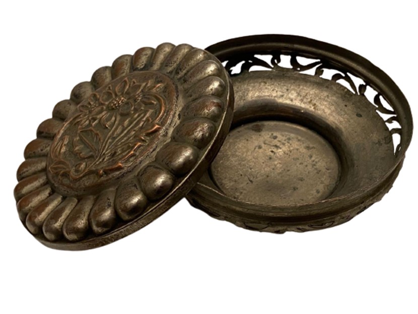 OSMANLI ÜZERİ ÇİÇEK İŞLEMELİ KOKU KUTUSU İCERSİNDEKİ PAMUGA ESANS YAGI DÖKÜLEREK KULLANILAN