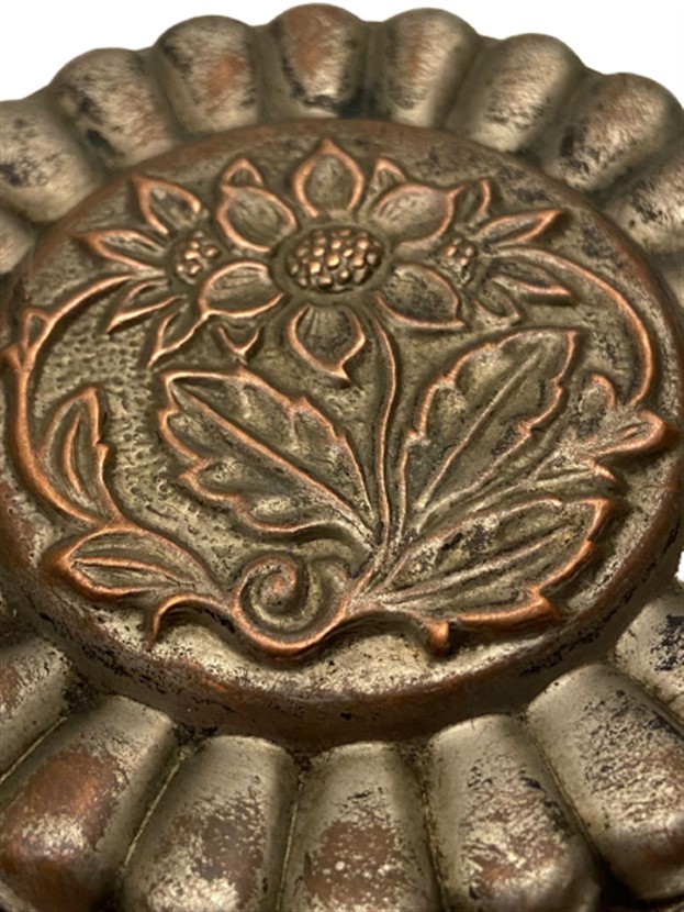 OSMANLI ÜZERİ ÇİÇEK İŞLEMELİ KOKU KUTUSU İCERSİNDEKİ PAMUGA ESANS YAGI DÖKÜLEREK KULLANILAN