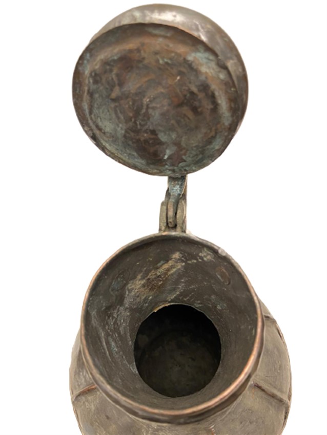 ESKİ BAKIRLARDAN BOZULUP BİRLEŞTİRİLEREK  EL İLE YAPILMIŞ LEHİMLİ KAPAKLI KULPLU BAKIR İBRİK