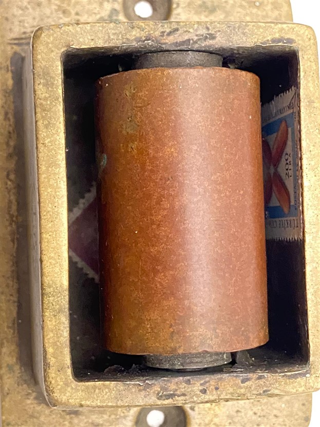 1950 BRONZ PTT ŞUBELERİNDE BULUNAN POSTA PULU YAPIŞTIRILMASINDA KULLANILAN  MERDANELİ PUL ISLATMA ALETİ