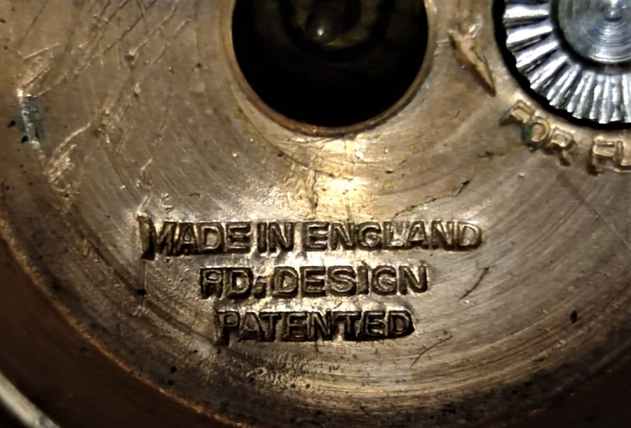 1950 ENGLAND RONSON  REG LİGHTER  CAKMAK ALT KISMINDA  ALPHA MARKA KURMALI MEKANİK SAAT ÜZER İŞLEMELİ YANLARDA 2 ADET TAŞ ÇAKMAK