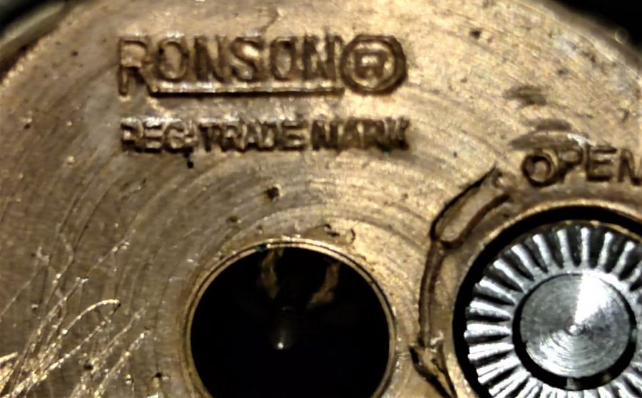 1950 ENGLAND RONSON  REG LİGHTER  CAKMAK ALT KISMINDA  ALPHA MARKA KURMALI MEKANİK SAAT ÜZER İŞLEMELİ YANLARDA 2 ADET TAŞ ÇAKMAK