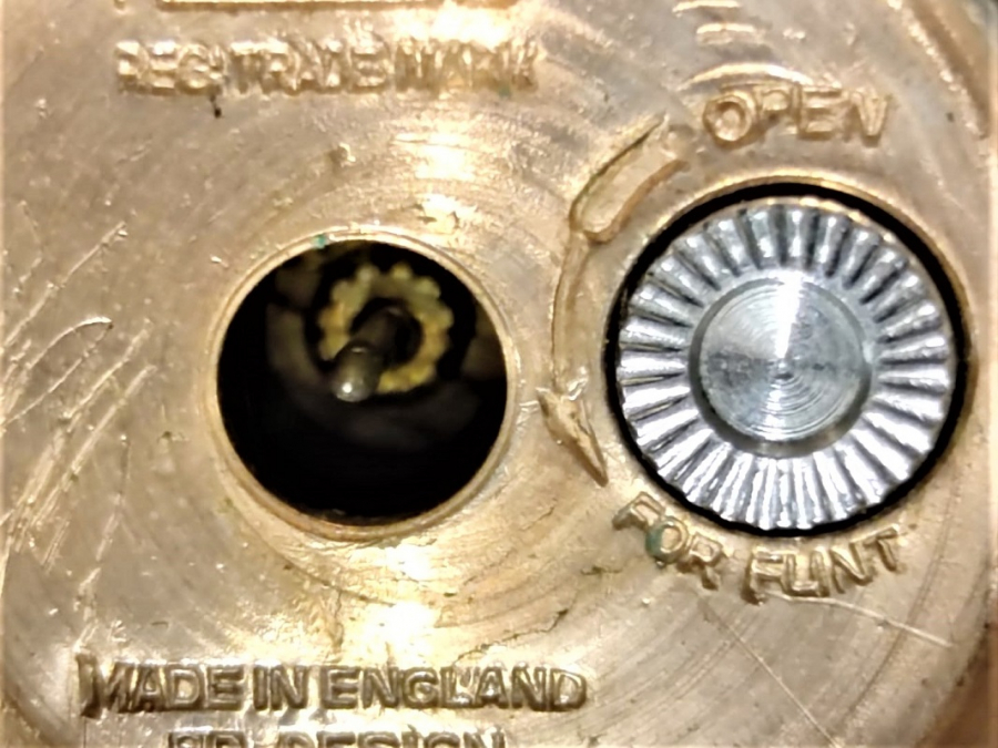 1950 ENGLAND RONSON  REG LİGHTER  CAKMAK ALT KISMINDA  ALPHA MARKA KURMALI MEKANİK SAAT ÜZER İŞLEMELİ YANLARDA 2 ADET TAŞ ÇAKMAK