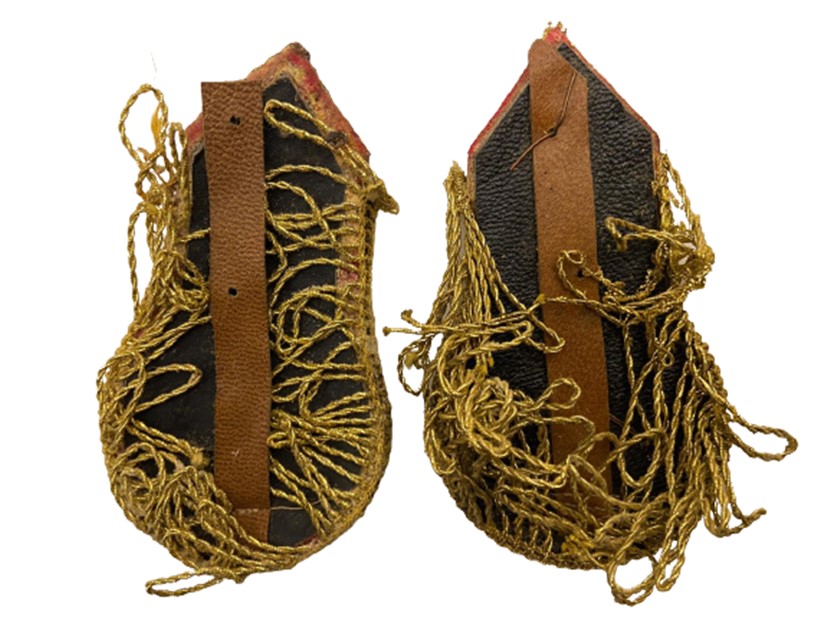 EL YAPIMI HİLAL VE  YILDIZ PİRİNC KIRMIZI ZEMİN ÜZERİNDE ETRAFI SACAKLI KURMAY  ÇİFT  OMUZ APOLET