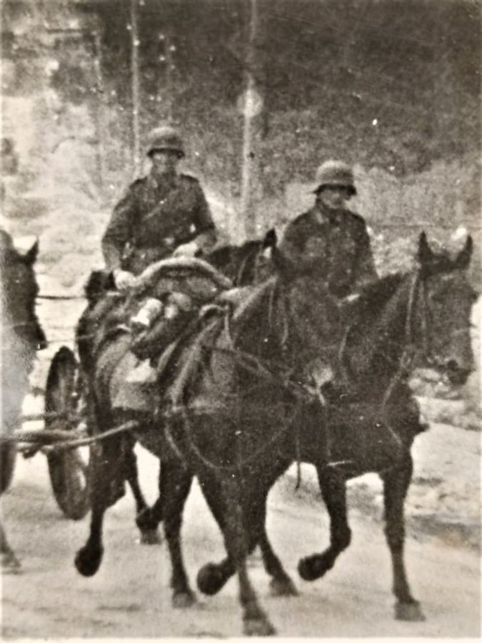 ORJİNAL 1941 ADOLF HİTLER ALMAN NAZİ KOLLARI YANAN RUS KÖYDEN CIKARKEN ORJİNAL FOTOĞRAF