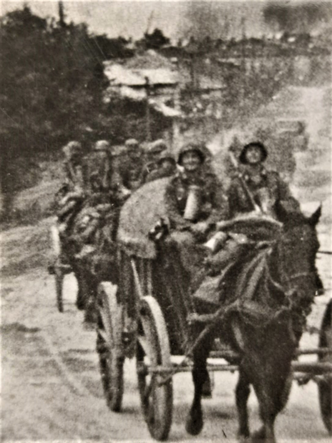 ORJİNAL 1941 ADOLF HİTLER ALMAN NAZİ KOLLARI YANAN RUS KÖYDEN CIKARKEN ORJİNAL FOTOĞRAF