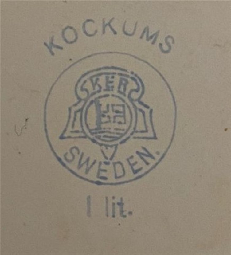 İSVEÇ KOCKUMS DAMGALI BEYAZ LACİVER KENARLI CİFT KUPLU EMAYE SÜRAHİ