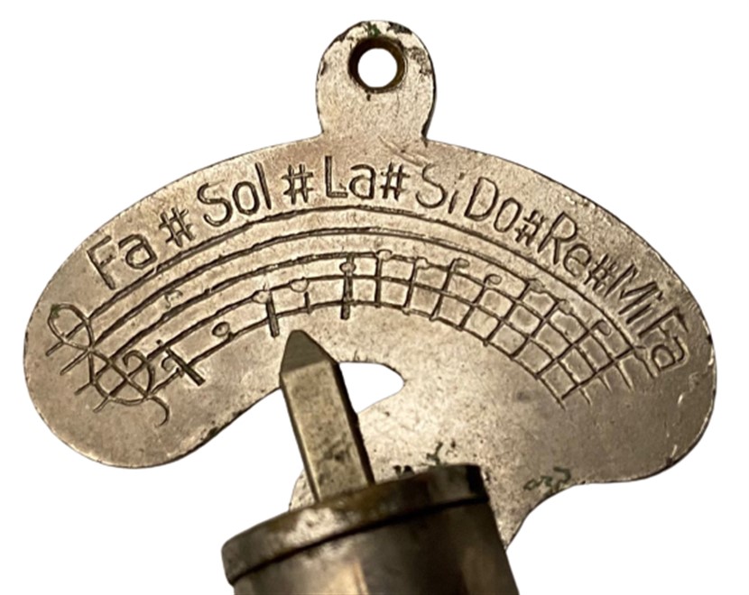 METAL MÜZİK ALETTLERİNİ AKAOR EDEBİLMEK İÇİN TASARLANMIŞ NOTALARI AYARLANABİLEN ÜFLEMELİ DÜDÜK 