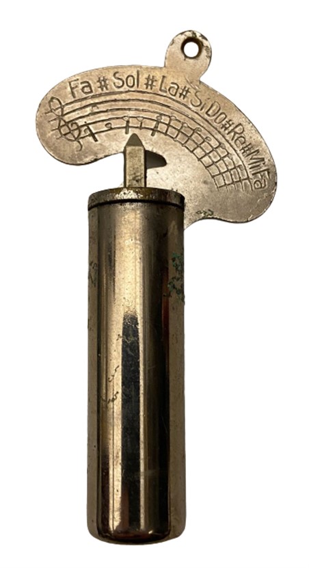 METAL MÜZİK ALETTLERİNİ AKAOR EDEBİLMEK İÇİN TASARLANMIŞ NOTALARI AYARLANABİLEN ÜFLEMELİ DÜDÜK 