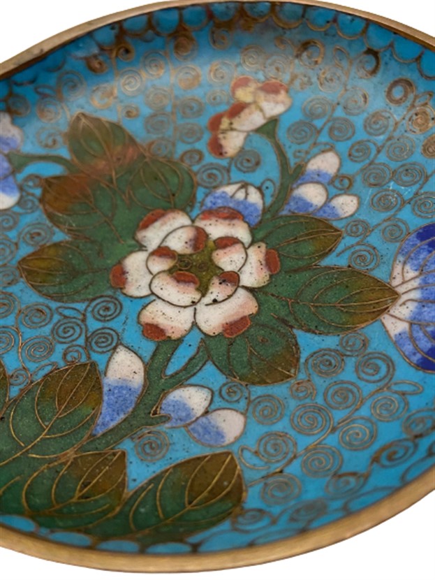 MİNELİ EMAYE CİCEK DESENLERİYLE BEZELİ EL BOYAMA DUVAR TABAK