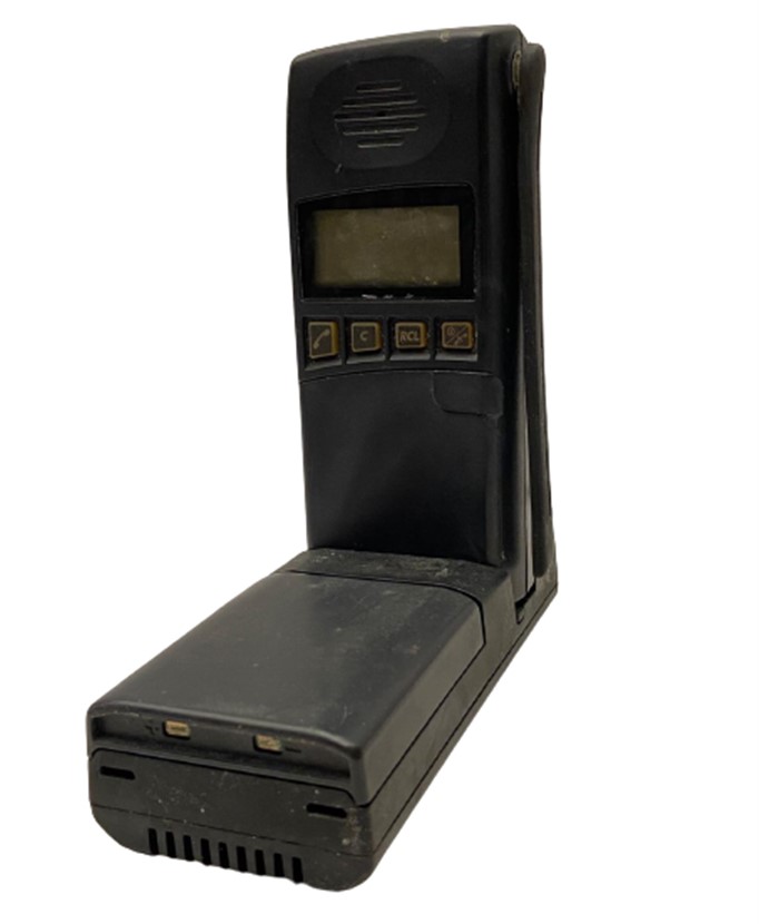 VİNTAGE ERICSSON GH 197  ORJİNAL ADAPTÖRLÜ YAN HAREKETLİ  ANTEN CİFT YEDEK BATARYA TAM TAKIM CEP TELEFON