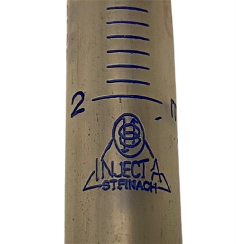 1940 VİNTAGE OMNADİNE KAPAKLI METAL KUTUSUNDA INJECT A STEINACH MARKA 2 ML ENJEKTÖR OCAK ÜZERİNDE STERİLE EDİLEREK KULLANILAN