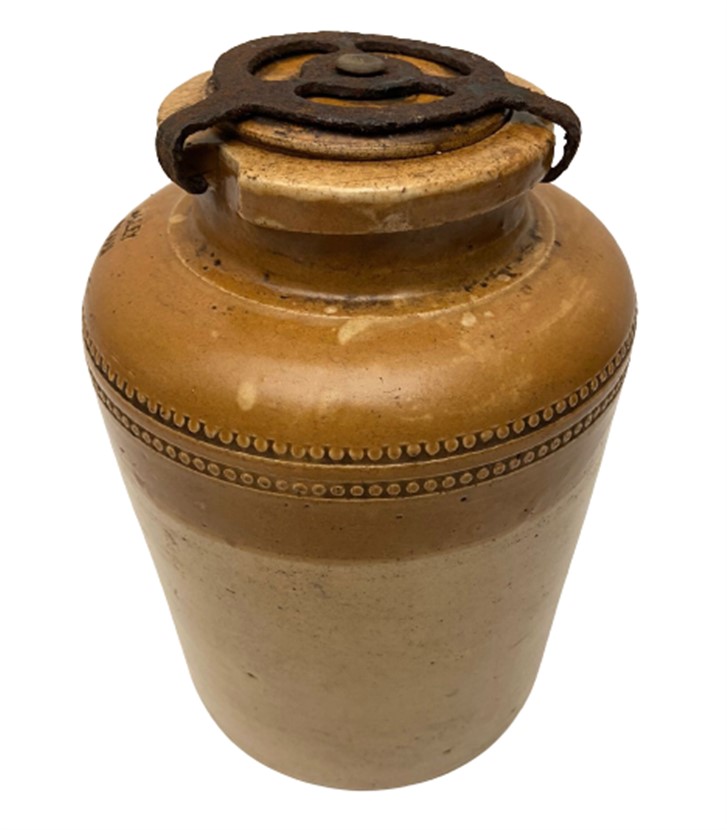 1800 NADİR KOLEKSİYON PARCASI ENGLAND SRD PATENT BAILEY & Co FULHAM DAMGALI ÜZERİ DEMİR VE TAŞ KAPAK KİLTLİ KAPAKLI SIVI SAKLAMA KABI TERRACOTTA PİŞMİŞ KİLDEN KUP