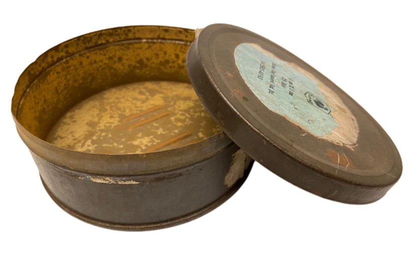 SEBAT AROMA İLAÇ SANAYİ LTD ŞTİ YUVARLAK KAPAKLI  ÜZERİ ETİKETLİ TENEKE KUTU