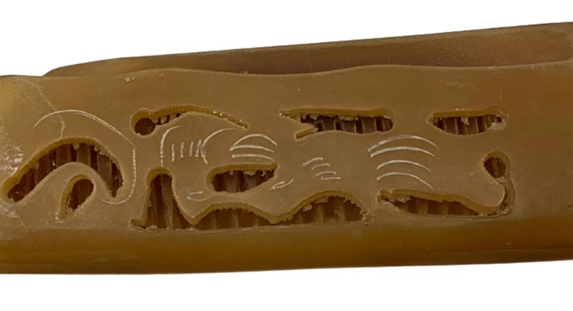 EL YAPIMI BOYNUZDAN YAPILMIŞ  ÜZERİ EL OYMASI İŞLEMELİ KATLANIR KILIFLI CEPDE TAŞINAN ORGANİK DOGAL TARAK