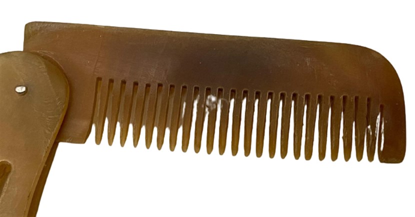 EL YAPIMI BOYNUZDAN YAPILMIŞ  ÜZERİ EL OYMASI İŞLEMELİ KATLANIR KILIFLI CEPDE TAŞINAN ORGANİK DOGAL TARAK