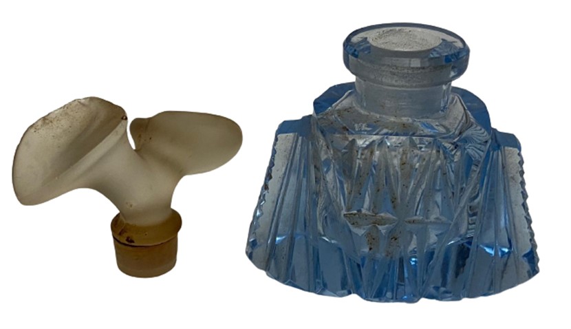 MAVİ RENKLİ CAM ŞİŞE ÜZERİ İŞLEMELİ BUZLU CAM KAPAKLI PARFÜM ŞİŞESİ