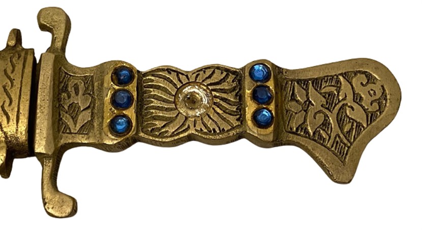 PİRİNÇ ÜZERİ TAŞLARLA SÜSLENMİŞ ÜZERİ İŞLEMELİ TURİSTİK AMAÇLA YAPILMIŞ KINLI HANÇER