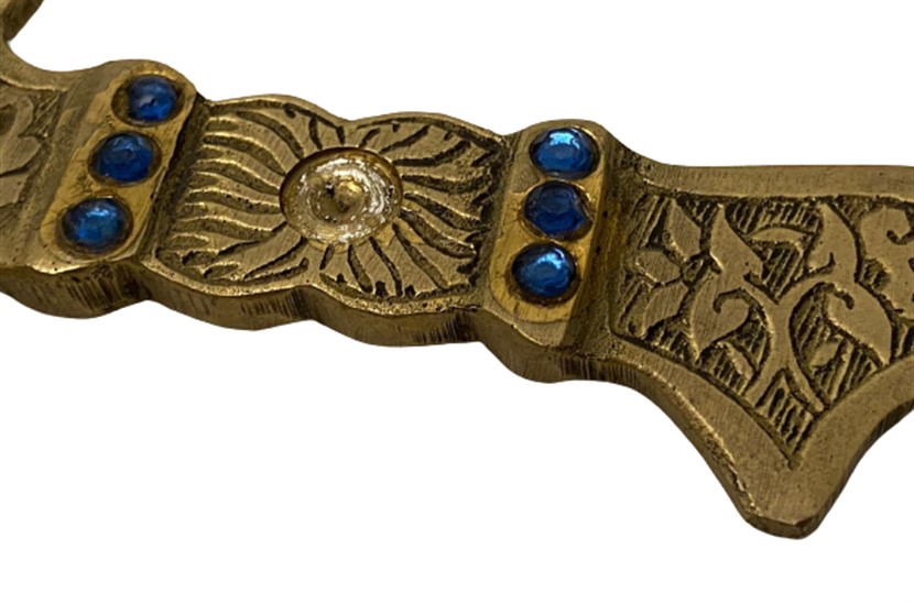 PİRİNÇ ÜZERİ TAŞLARLA SÜSLENMİŞ ÜZERİ İŞLEMELİ TURİSTİK AMAÇLA YAPILMIŞ KINLI HANÇER